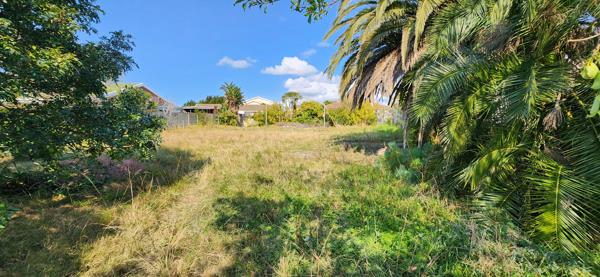 555 m² Land