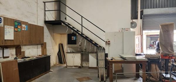 153  m² Commercial space