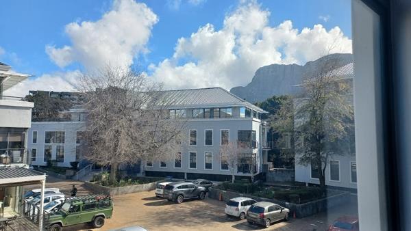 881.5  m² Commercial space