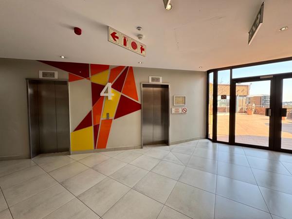 878  m² Office Space