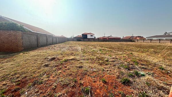 1 011 m² Land