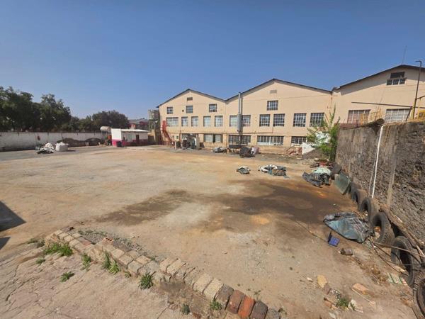 1 600  m² Industrial space