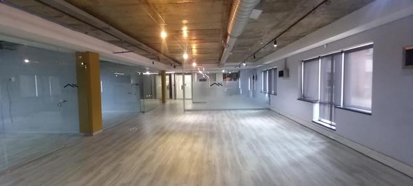 733  m² Commercial space
