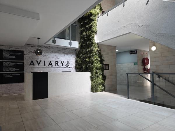 102  m² Commercial space