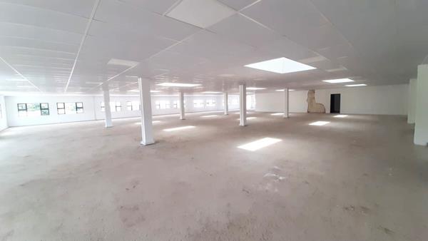 1 100  m² Commercial space