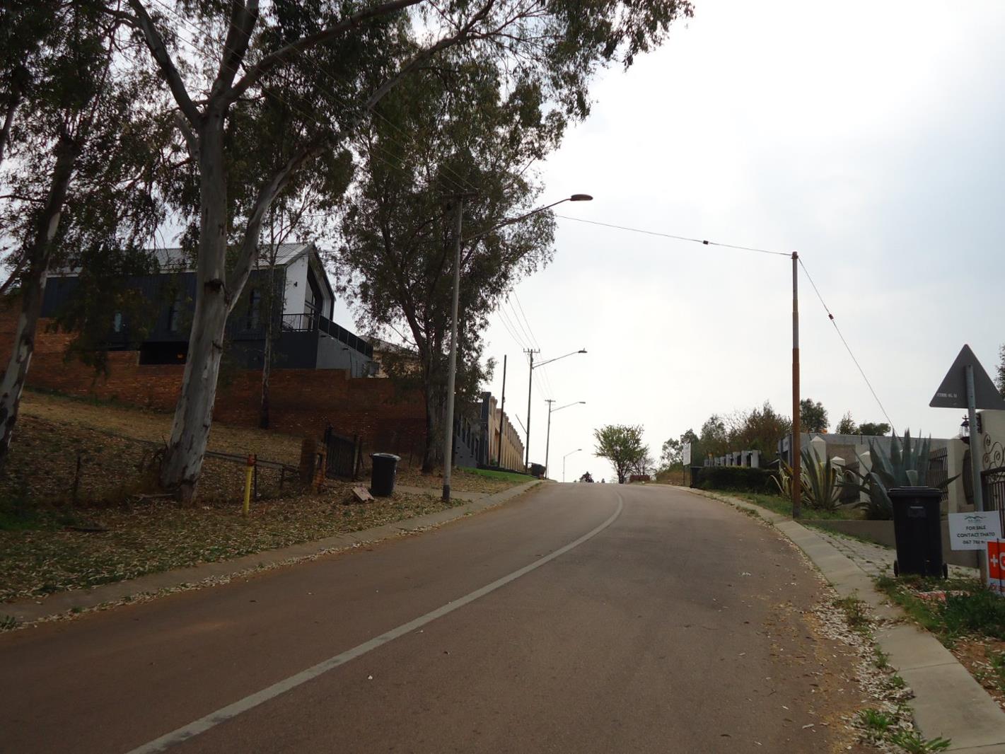 1 702 m² Land - More