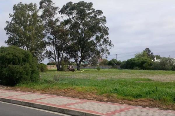 678 m² Land