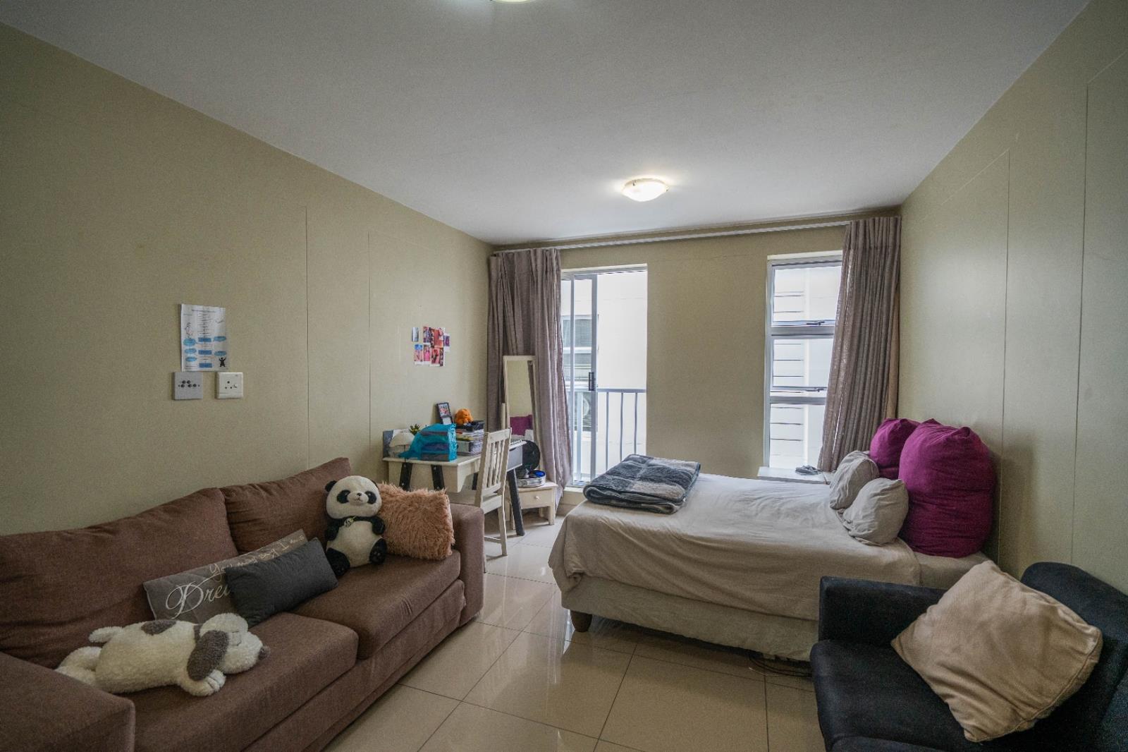 Apartment in West Hill - View 4