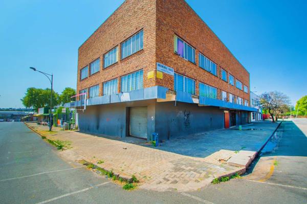 2 100  m² Commercial space