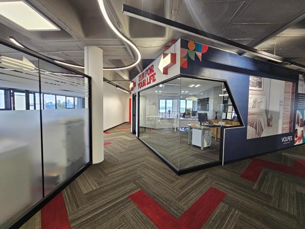 735  m² Commercial space