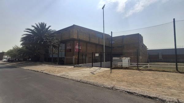 2 500  m² Commercial space