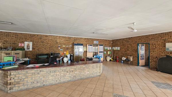 1 100  m² Commercial space