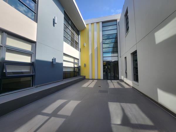 583  m² Commercial space