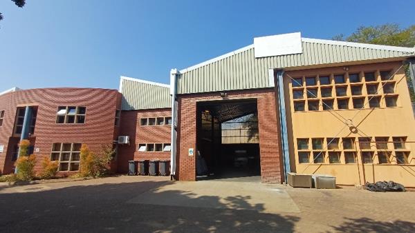 895  m² Industrial space