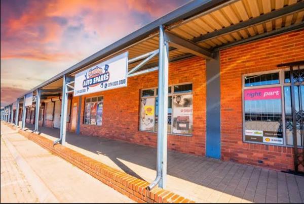 1 121  m² Retail Space