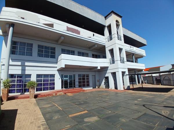 3 000  m² Commercial space