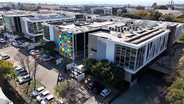 733  m² Commercial space