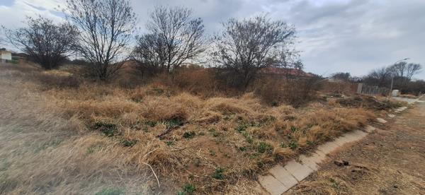 1 600 m² Land