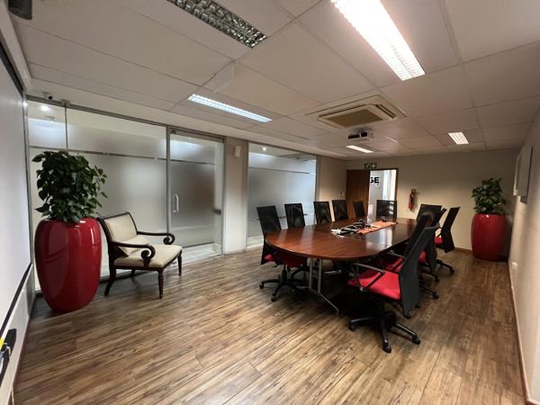 897  m² Commercial space