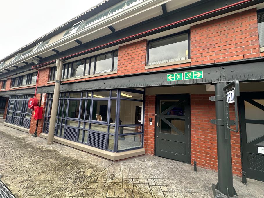 301  m² Commercial space