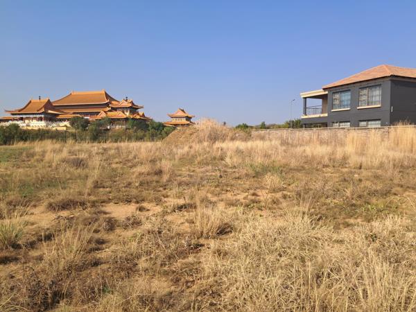 1 025 m² Land