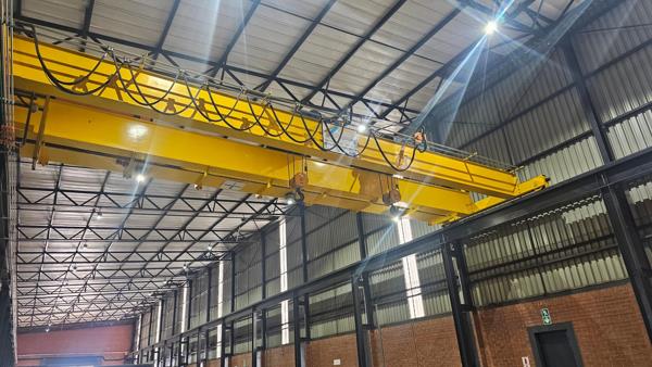 1 600  m² Industrial space