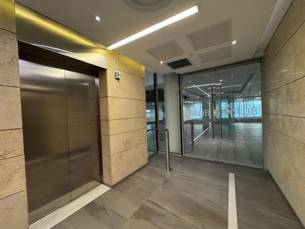 893  m² Commercial space
