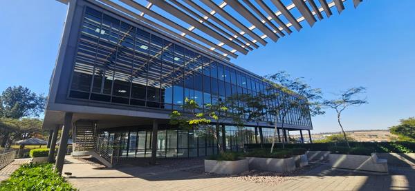 2 100  m² Commercial space