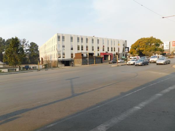 873  m² Commercial space