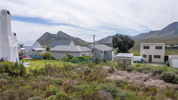 600 m² Land