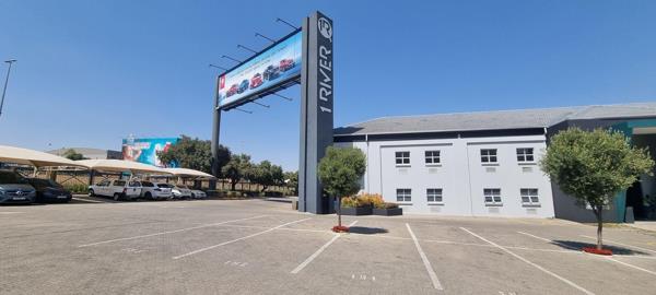 586 m² Office Space