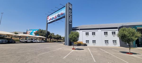 586  m² Commercial space