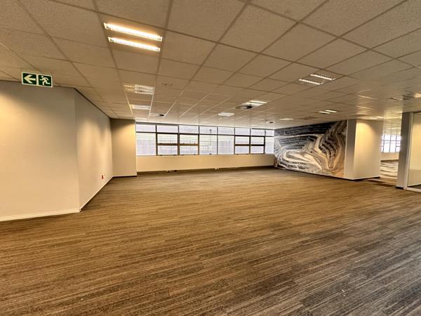 698  m² Commercial space