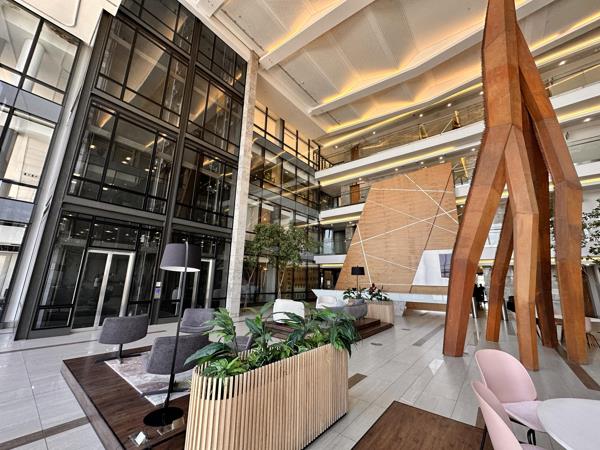 718  m² Commercial space