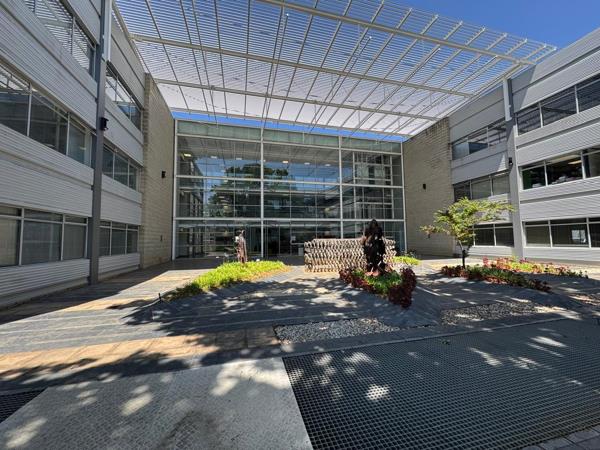 937  m² Commercial space