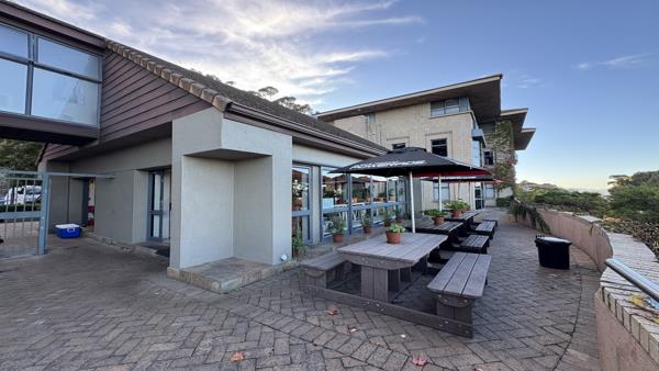 734  m² Commercial space