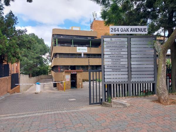 102  m² Commercial space