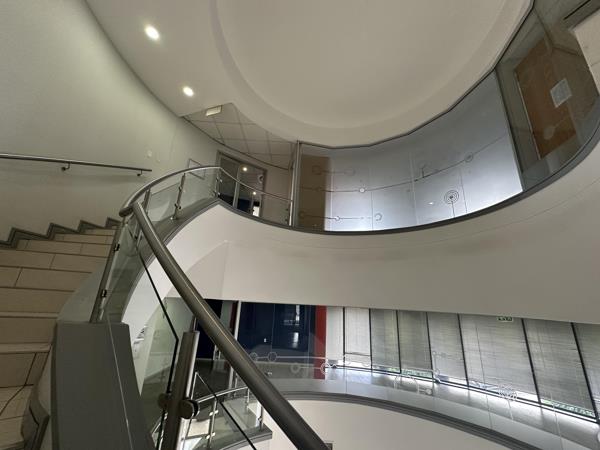 1 385  m² Commercial space