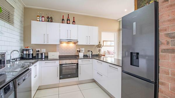 3 Bedroom ApartmentBedfordview - View 4