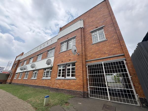 994  m² Commercial space