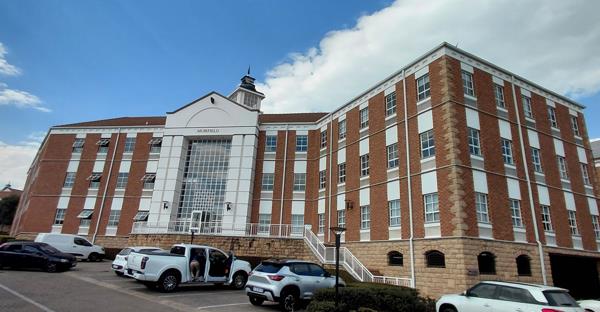 136  m² Commercial space