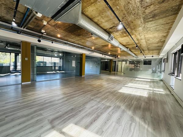 733  m² Commercial space