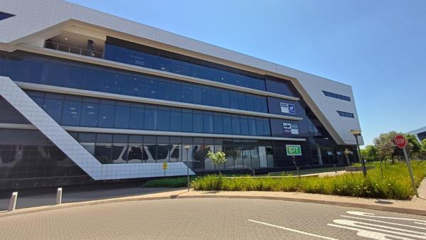 596  m² Commercial space