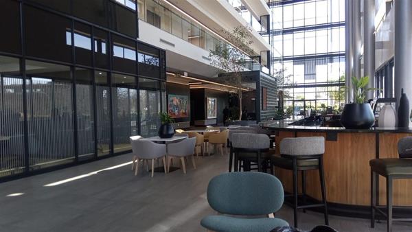 673  m² Commercial space