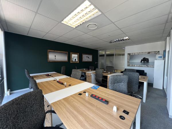 99.3  m² Commercial space