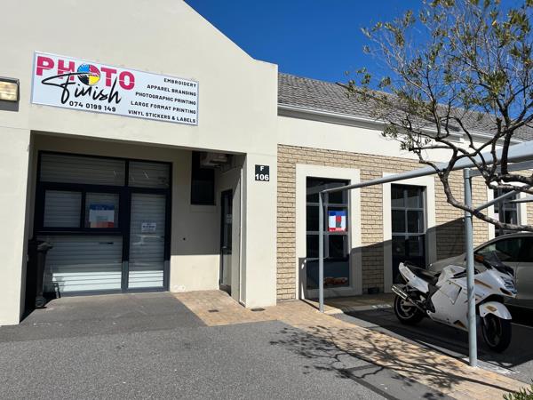 102  m² Commercial space