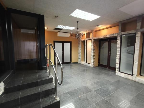 1 000  m² Retail Space