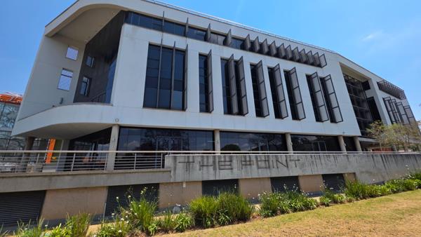 925  m² Commercial space