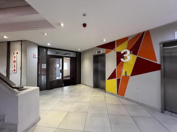 996  m² Commercial space