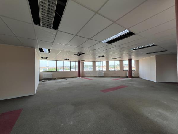 878  m² Commercial space